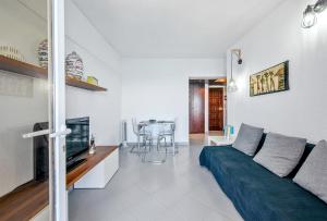 塞辛布拉的住宿－Casa do Mar，客厅配有蓝色的沙发和电视