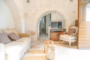 salon z 2 kanapami i łukiem w obiekcie Trullo Grace -Trulli Anti' Charme & Relax w Alberobello