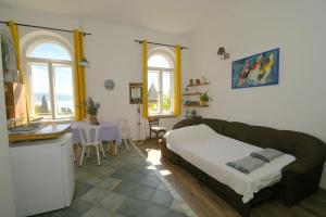 - un salon avec un canapé et une table dans l'établissement Central apartment with beautiful sea view, à Opatija