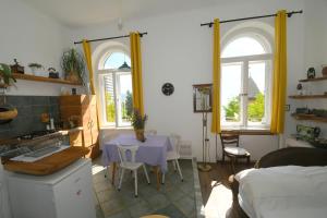 - un salon avec une table et 2 fenêtres dans l'établissement Central apartment with beautiful sea view, à Opatija