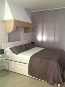 a bedroom with a bed and a loft at Apartamentos Torremenguada in Torremenga