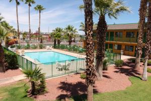 einen Luftblick auf einen Pool mit Palmen des Resorts in der Unterkunft Budgetel Inn & Suites in Yuma