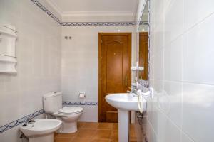 een badkamer met een toilet, een wastafel en een toilet bij Chalet adosado Atalaya F in Conil de la Frontera +2 foto's