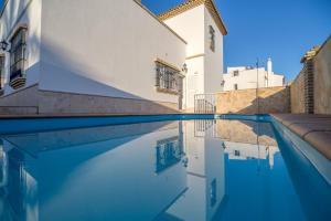 een zwembad voor een gebouw bij Chalet adosado Atalaya F in Conil de la Frontera