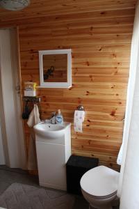 a bathroom with a white toilet and a sink at Sommerhausrelaxing für gestreßte Menschen in Spreenhagen