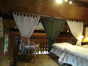 ノートル・ダム・ド・ベルコンブにあるChalets Savoie Les chalets d'Heidiのベッドルーム1室(ベッド2台、椅子付)