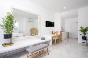 Televízia a/alebo spoločenská miestnosť v ubytovaní Ammos Luxury Suites
