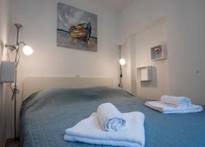 1 dormitorio con 1 cama con toallas en Villa Paradise Garden en Ston