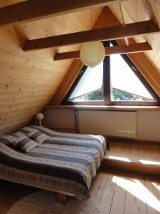 Cama en habitación con ventana grande en Apart-Med, en Zakopane