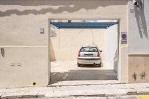 un'auto è parcheggiata all'interno di un garage di Saltwater con parcheggio privato a Marina di Ragusa