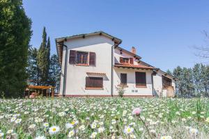 a house with a field of flowers in front of it at CASE&COLLINE Mulino 6 in Guardistallo