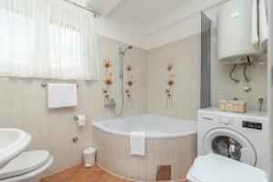 Koupelna v ubytování Apartment Dinka + 60 fotografií