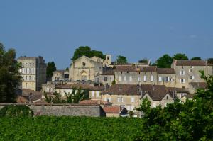 a view of a town with buildings and trees at Coup 2 Foudres in Saint-Jean-de-Blaignac
