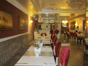 Um restaurante ou outro lugar para comer em Hotel Perula & SPA