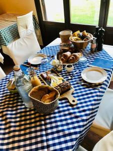 uma toalha de mesa azul e branca com pão e pastelaria em Locanda Montelippo em Colbordolo