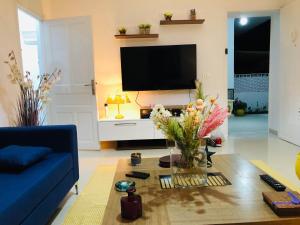 - un salon avec un canapé bleu et une table dans l'établissement New cosy 2 bedrooms in La Marsa, à La Marsa