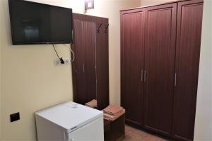 オリギンカにあるGuest House Shokoladのバスルーム(トイレ付)、壁掛けテレビが備わります。