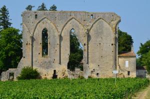 an old castle with three arches in a field at Coup 2 Foudres in Saint-Jean-de-Blaignac