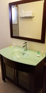 A bathroom at Villa Elegance Hotel & Apartment
