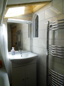 ein Bad mit einem Waschbecken und einem Kühlschrank in der Unterkunft No 5 in Moutiers-sous-Argenton