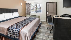 a hotel room with a bed and a desk at Sea Rock Inn - Long Beach in Long Beach +33 photos