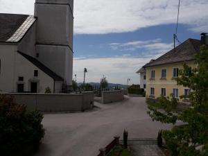 an empty street next to two houses and a building at Hartl Apartments in Kirchberg ob der Donau