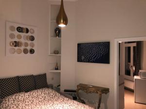 een slaapkamer met een bed, een tafel en een raam bij Olives in Brussel