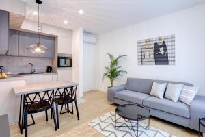 Kuchyň nebo kuchyňský kout v ubytování Apartments HUGO 2