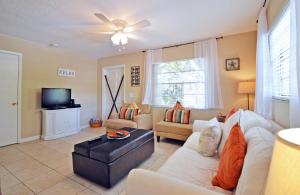 ein Wohnzimmer mit einem Sofa und einem TV in der Unterkunft Paradise Beach - East 2414 in Bradenton Beach