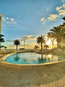- une piscine avec des palmiers et le coucher du soleil dans l'établissement Siesta Key Beach 5830 #T34, à Siesta Key