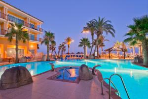 Басейн в Mediterraneo Bay Hotel & Resort або поблизу