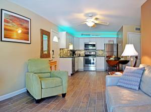 una sala de estar con un sofá y una silla en Crescent Beach 1015 #2, en Sarasota