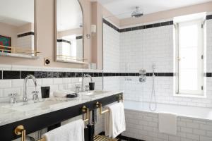 Um banheiro em Hôtel Longemalle