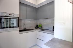 Kuchyň nebo kuchyňský kout v ubytování Apartments HUGO 2