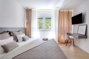 Postel nebo postele na pokoji v ubytování Apartments HUGO 2