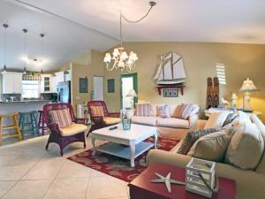Χώρος καθιστικού στο Sarasota - Coastal Reflections 2843