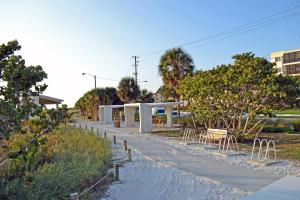 einen Gehweg mit Tischen, Stühlen und Bäumen in der Unterkunft One Ocean - B 1103 in Sarasota