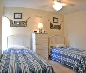 um quarto com 2 camas e uma cómoda em Midnight Cove 6327 #725 em Sarasota