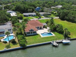 eine Luftansicht eines Hauses auf dem Wasser in der Unterkunft Sarasota - Dunmore 8730 in Sarasota