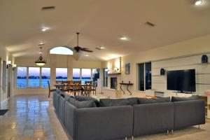 ein Wohnzimmer mit einem großen Sofa und einem TV in der Unterkunft Sarasota - Dunmore 8730 in Sarasota