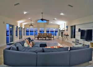 uma grande sala de estar com um sofá azul e uma mesa em Sarasota - Dunmore 8730 em Sarasota