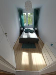 sypialnia z łóżkiem i oknem w pokoju w obiekcie Sea & Sand Apartment w Gdańsku