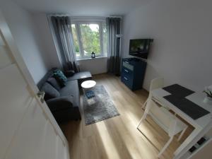 uma sala de estar com um sofá e uma mesa em Sea & Sand Apartment em Gdansk