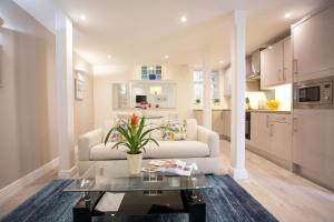 un soggiorno con divano bianco e tavolo di Ballsbridge Apartments a Dublino