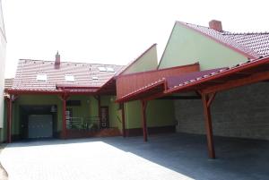 budynek z czerwoną markizą i garażem w obiekcie Penzion Na Dědině w mieście Mutěnice
