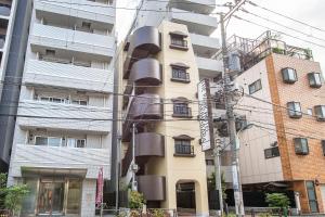 un edificio con balcones en un lateral en The Park Hotel Akihabara en Tokio