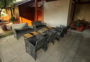 - un ensemble de chaises et de tables sur une terrasse dans l'établissement House Marinic, à Grabovac