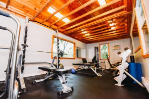 Fitness centrum a/nebo fitness zařízení v ubytování Rainbow Mountain Resort - LGBTQ Friendly