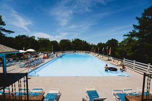 Bazén v ubytování Rainbow Mountain Resort - LGBTQ Friendly nebo v jeho okolí