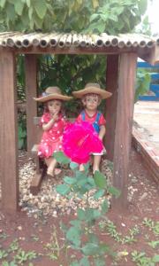 Crianças ficando em Vila Formosa Rural